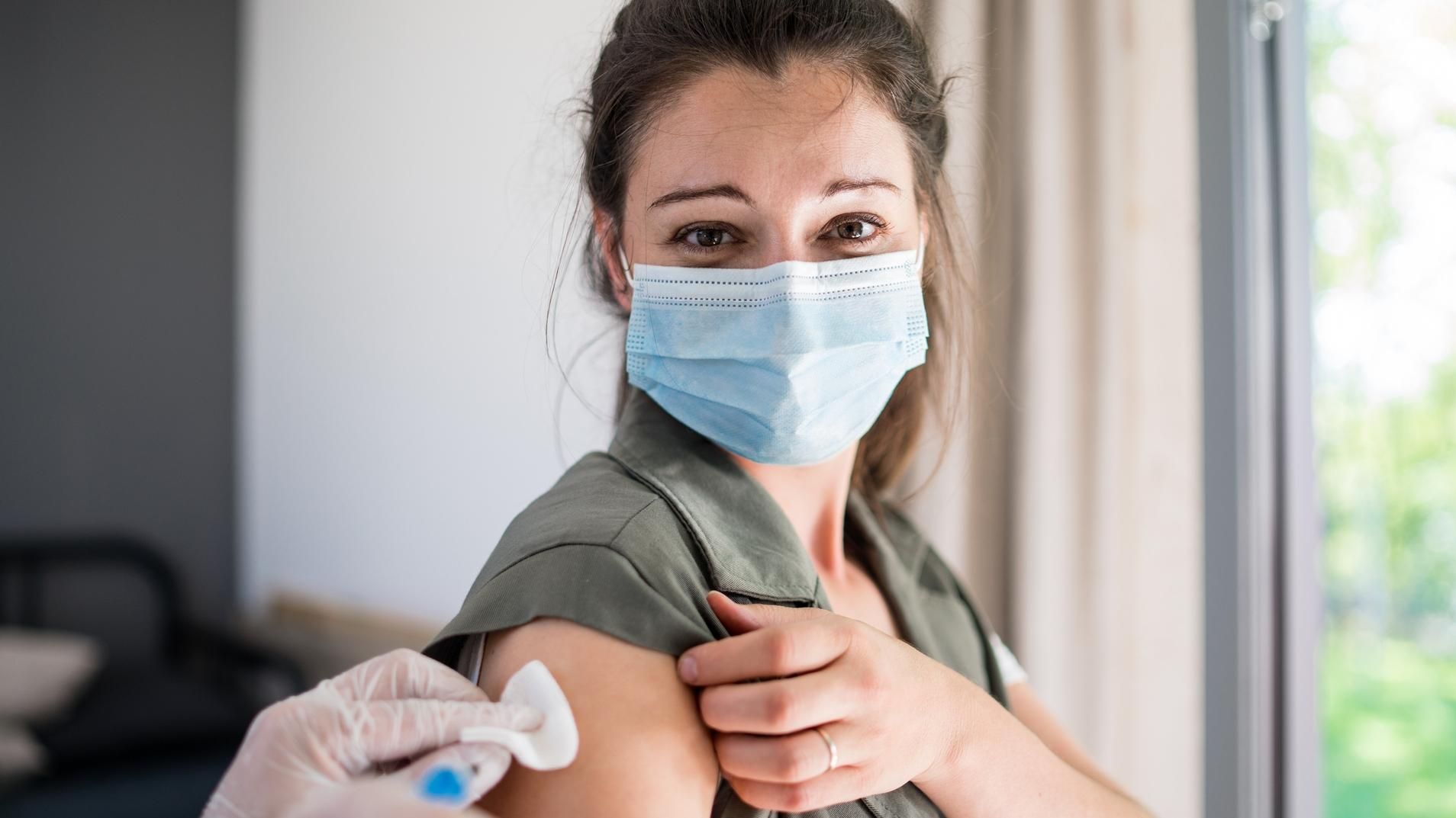 В Ивано-Франковске вакцинировались уже 40% педагогов: сколько премии они получат В Ивано-Франковске вакцинировались уже 40% педагогов: сколько премии они получат