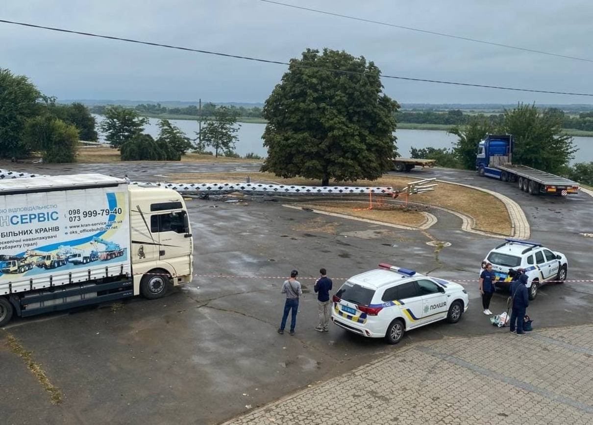 Флагштог у Херсоні розтрощив Lexus, який може належати чиновнику ОДА - Новини Херсона - 24 Канал Флагштог у Херсоні розтрощив Lexus, який може належати чиновнику ОДА - Новини Херсона - 24 Канал