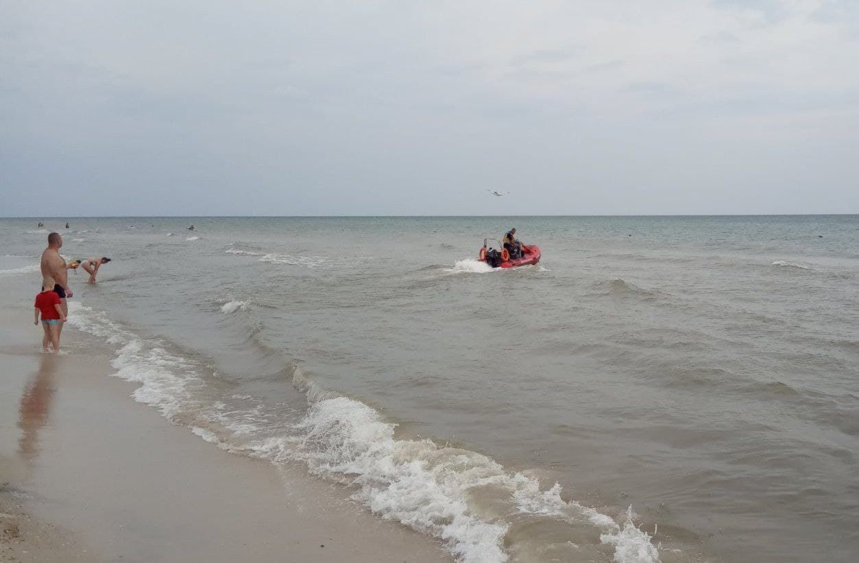 На Херсонщине до сих пор ищут мужчину, которого вместе с сыном унесло на матрасе в море На Херсонщине до сих пор ищут мужчину, которого вместе с сыном унесло на матрасе в море