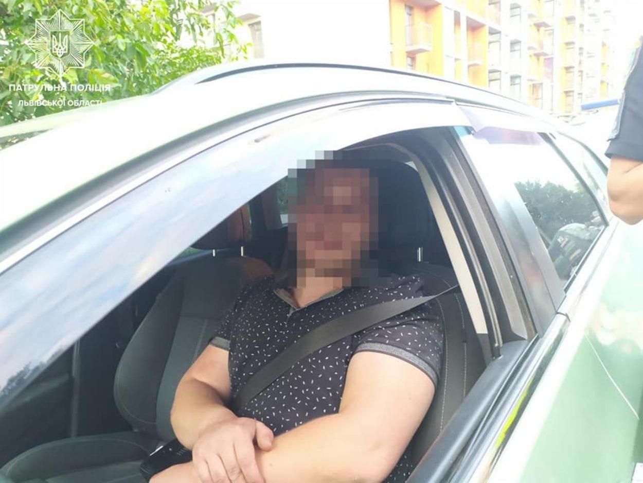 На Львівщині п'яний водій збив 2 людей і втік з їхніми речами на капоті - Новини Львова сьогодні - Львів На Львівщині п'яний водій збив 2 людей і втік з їхніми речами на капоті - Новини Львова сьогодні - Львів