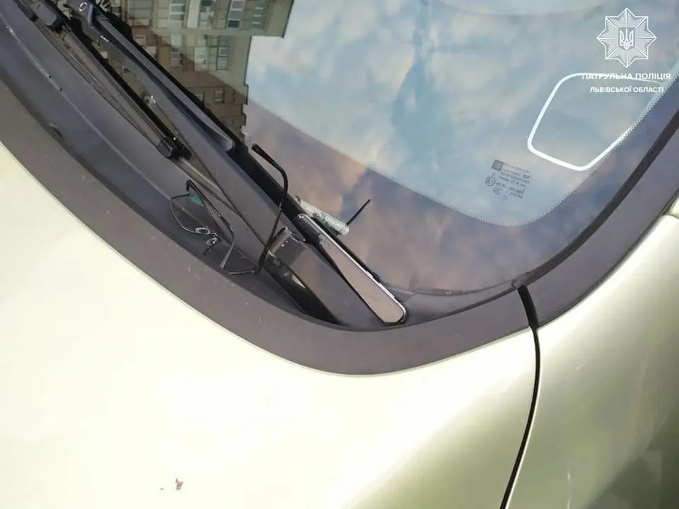 На Львівщині п'яний водій збив 2 людей і втік з їхніми речами на капоті На Львівщині п'яний водій збив 2 людей і втік з їхніми речами на капоті