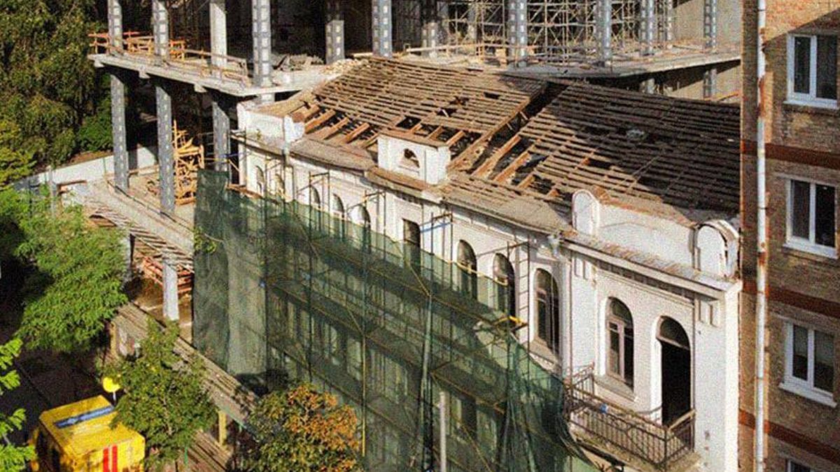 У Києві розбирають ще одну пам'ятку архітектури: з будинку Осипа Родіна зняли дах - Новини Київ - Київ У Києві розбирають ще одну пам'ятку архітектури: з будинку Осипа Родіна зняли дах - Новини Київ - Київ