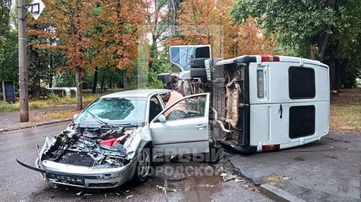 Содрал капот и перевернулся: в Кривом Роге жестко столкнулись микроавтобус и легковушка Содрал капот и перевернулся: в Кривом Роге жестко столкнулись микроавтобус и легковушка