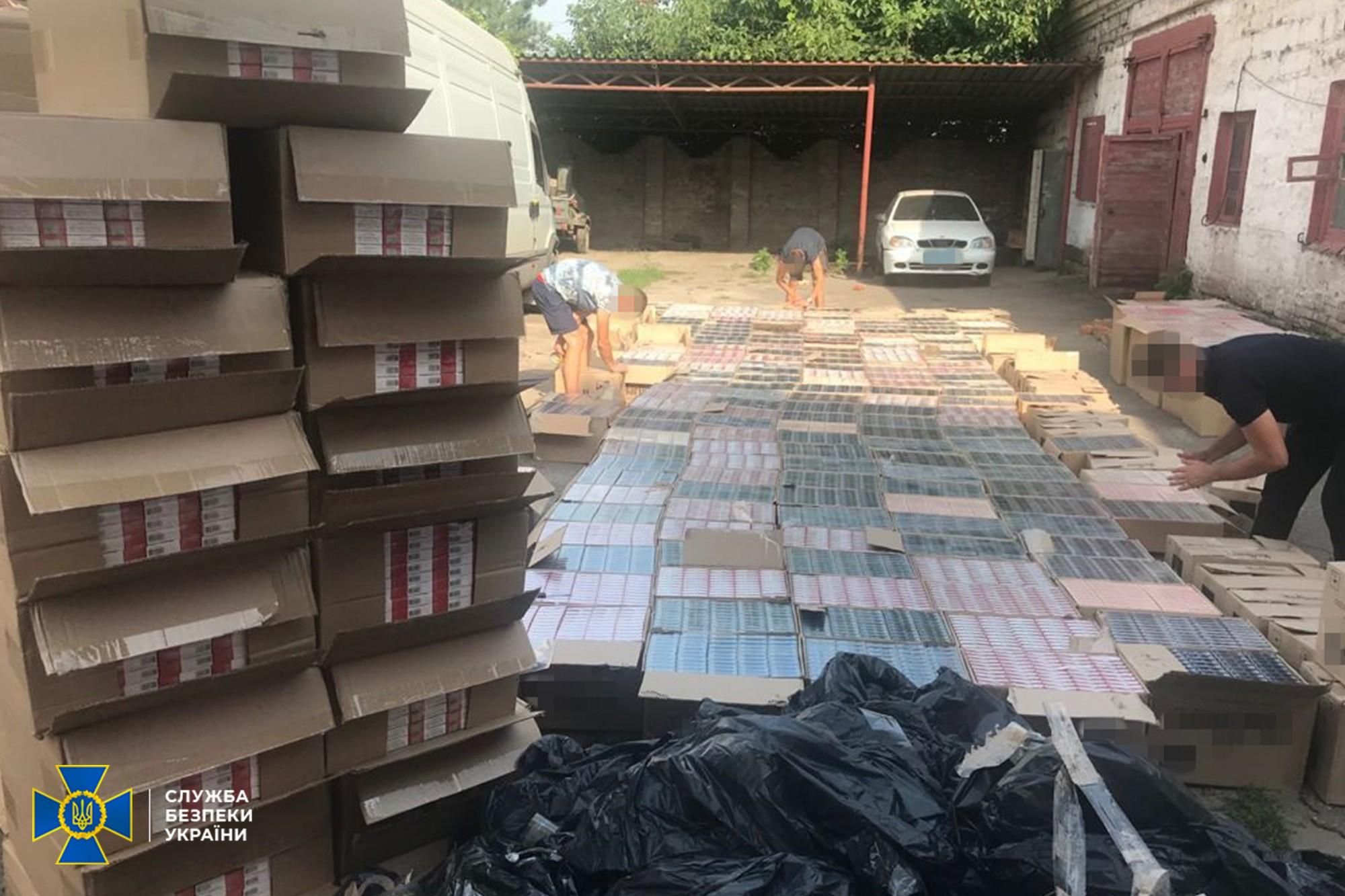 СБУ викрила зловмисників, які пропонували офіцеру "кришувати" контрабанду з окупованого Донбасу - Україна новини - 24 Канал СБУ викрила зловмисників, які пропонували офіцеру "кришувати" контрабанду з окупованого Донбасу - Україна новини - 24 Канал