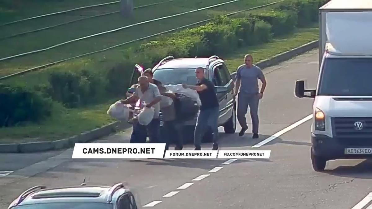 Налетіли та почали бити: під Дніпром люди з авто накинулися пішоходів – відео бійки - 24 Канал