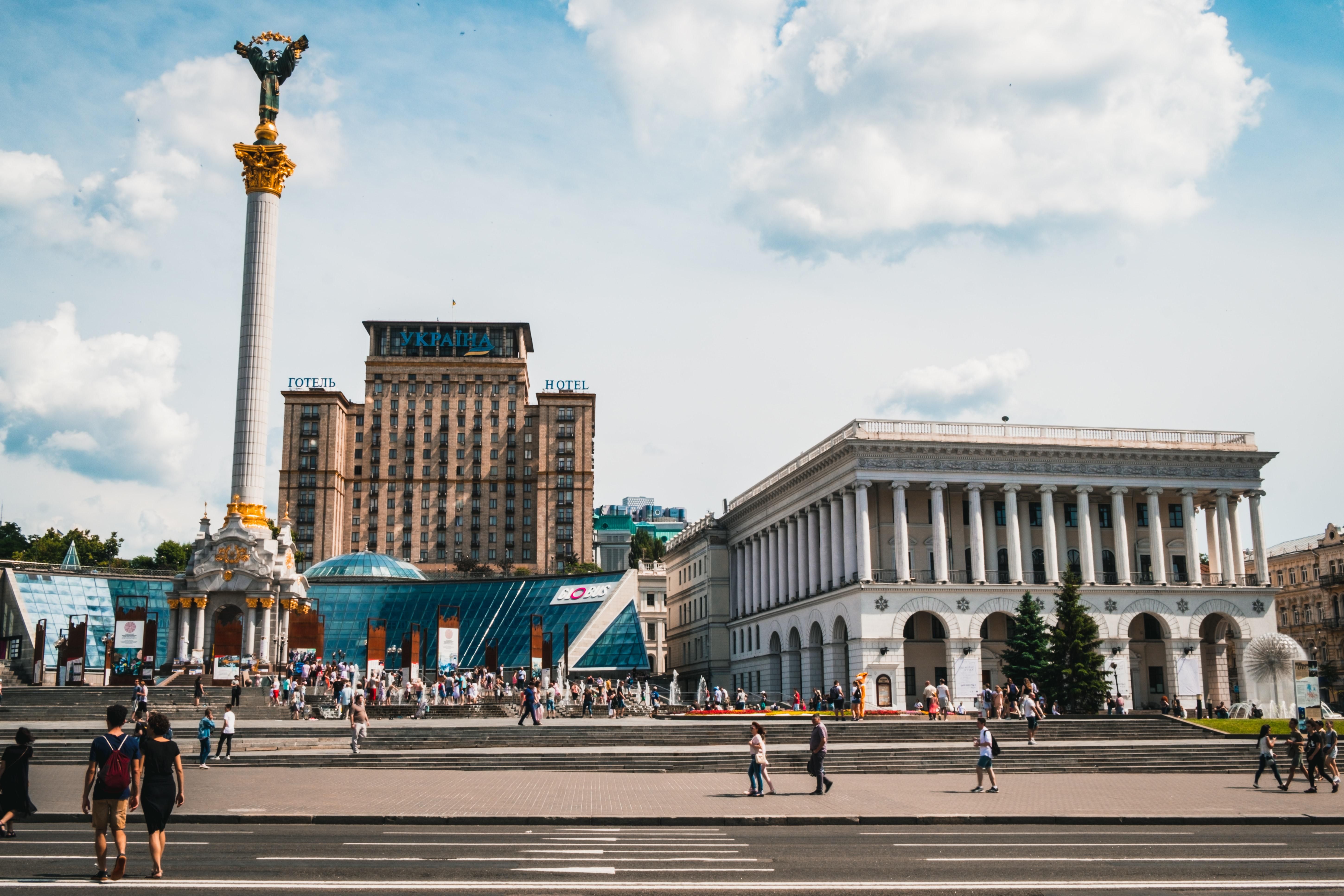 Третина українців хочуть виїхати за кордон