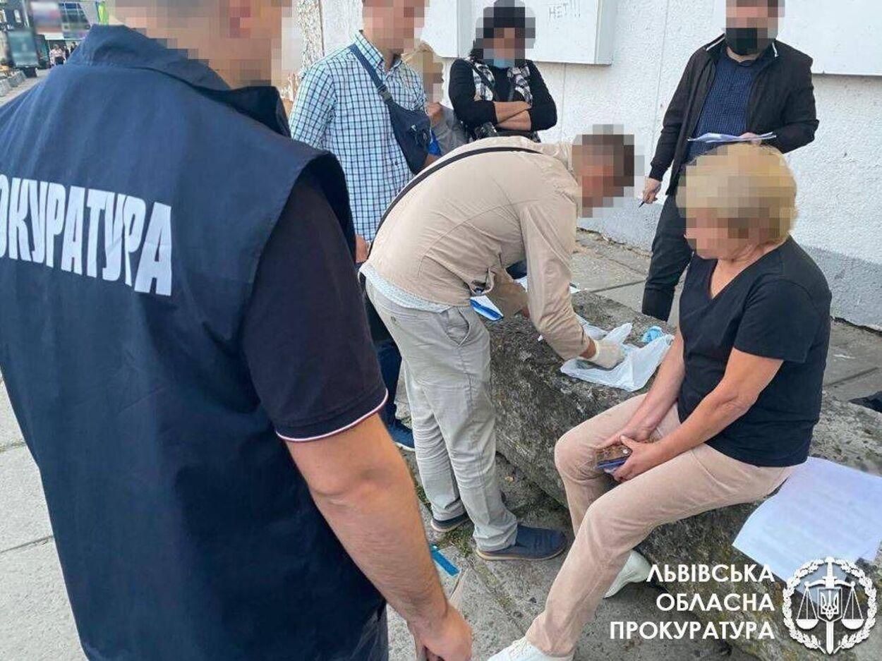 Более 23 тысяч долларов за документы на строительство: во Львове задержали экс-работницу ГАСИ