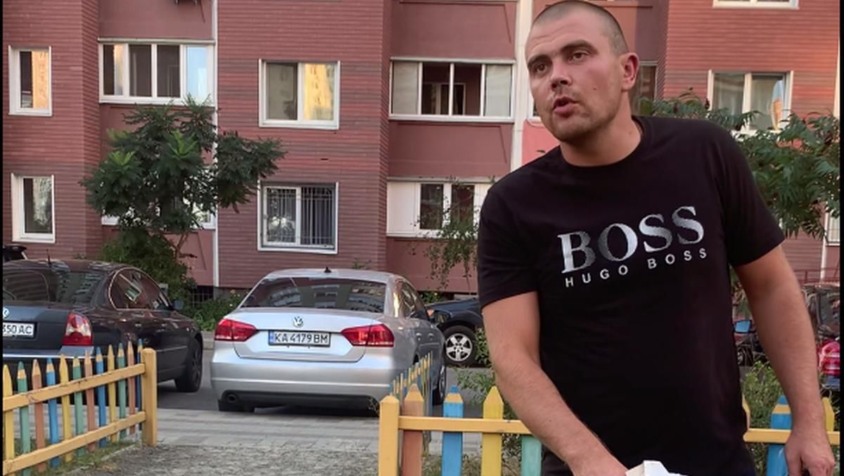 В Киеве мужчина чуть не убил детей, сбросив на детскую площадку рулон обоев: видео 18+ В Киеве мужчина чуть не убил детей, сбросив на детскую площадку рулон обоев: видео 18+