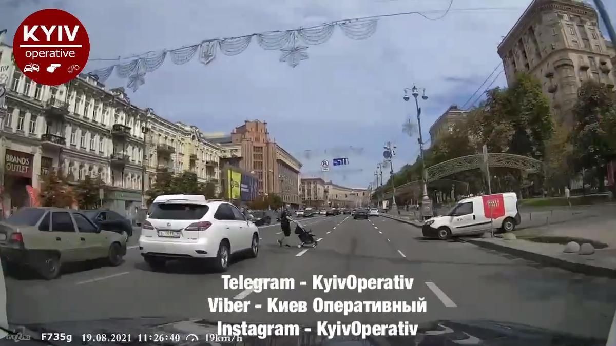 За крок до переходу: у Києві батьки з дитиною намагалися перебігти 8 смуг дороги: шокуюче відео - Київ