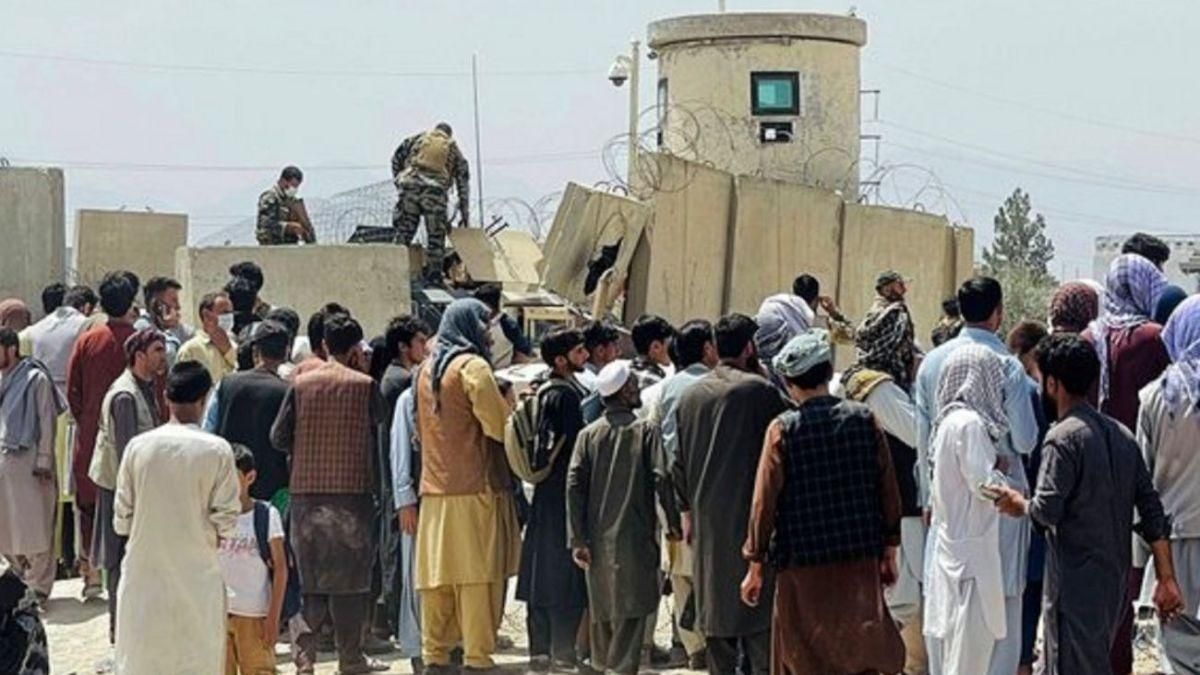 Сдерживают толпу в аэропорту Кабула: военные применили газ и открыли огонь в воздух