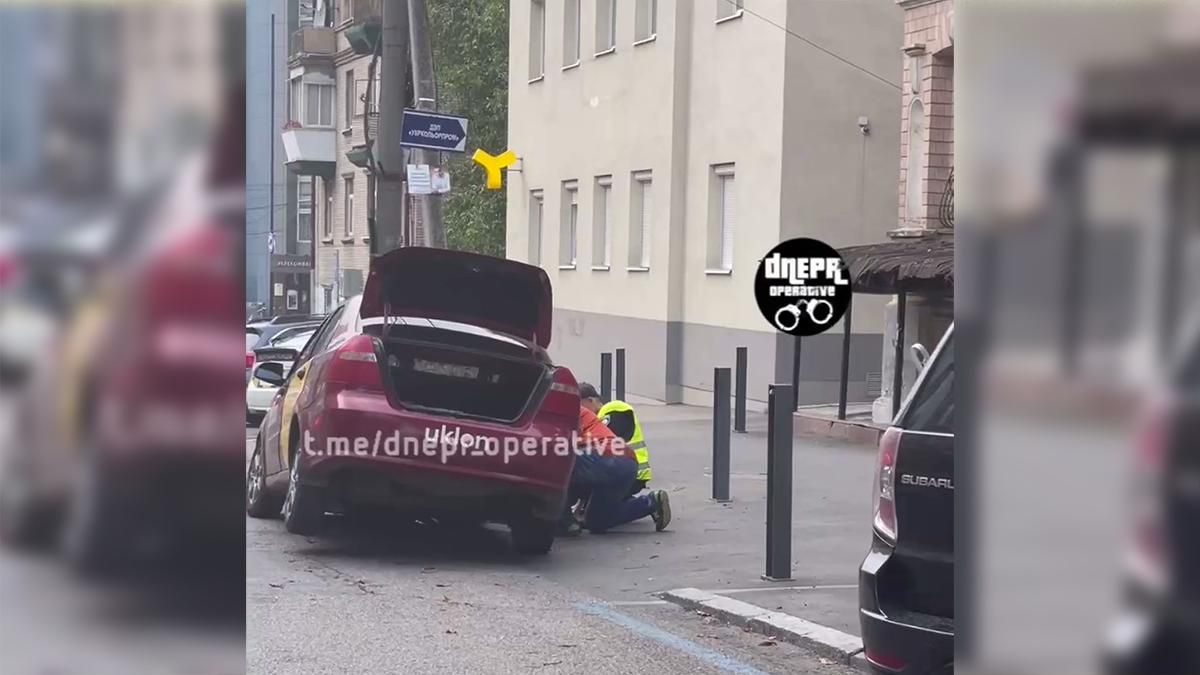 Провалилось под асфальт: в Днепре спасали авто такси Uklon Провалилось под асфальт: в Днепре спасали авто такси Uklon