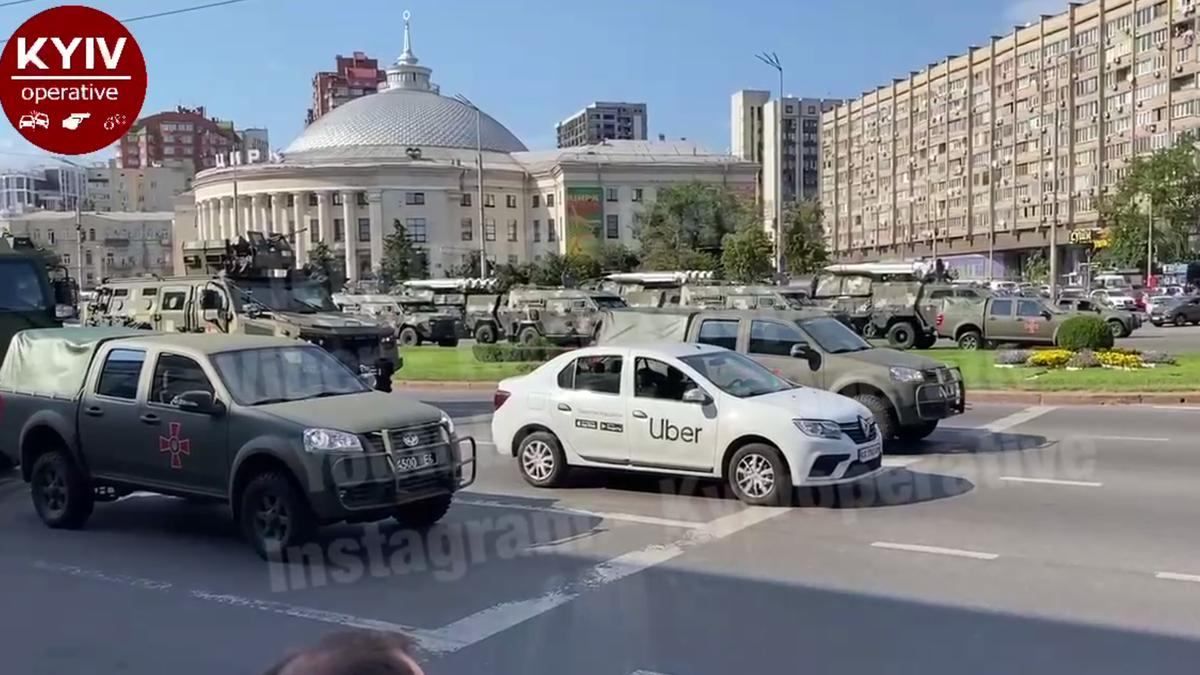 У Києві водій Uber нахабно заїхав у колону ЗСУ на перекритій вулиці - Київ
