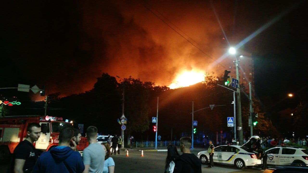 В Броварах масштабно пылала пятиэтажка: огонь удалось погасить – жуткое видео