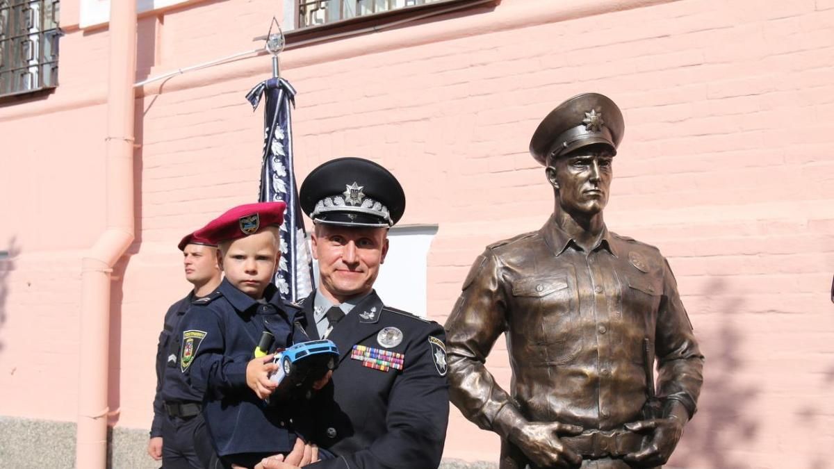 В центре Киева открыли памятник полицейскому