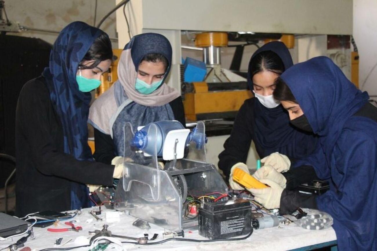 Разработали ручной аппарат ИВЛ: юных "Афганских мечтательниц" эвакуировали из Афганистана Разработали ручной аппарат ИВЛ: юных "Афганских мечтательниц" эвакуировали из Афганистана