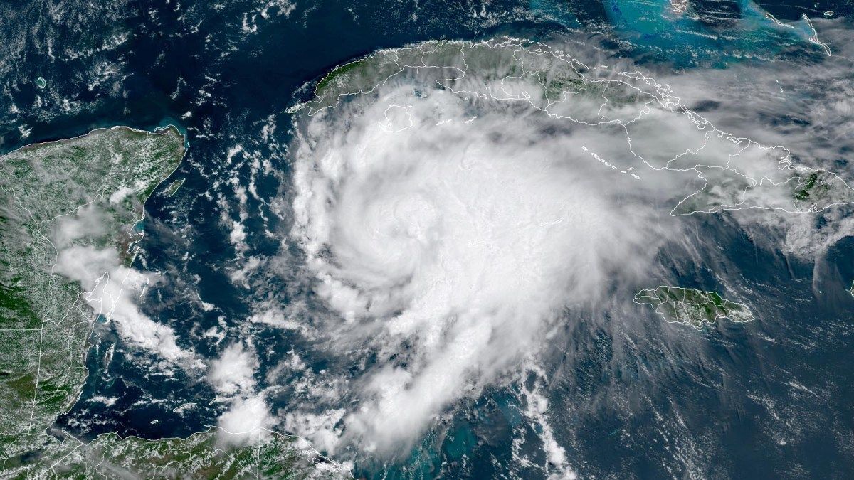 Мексика страдает от урагана Грейс третьей категории: впечатляющее видео стихии