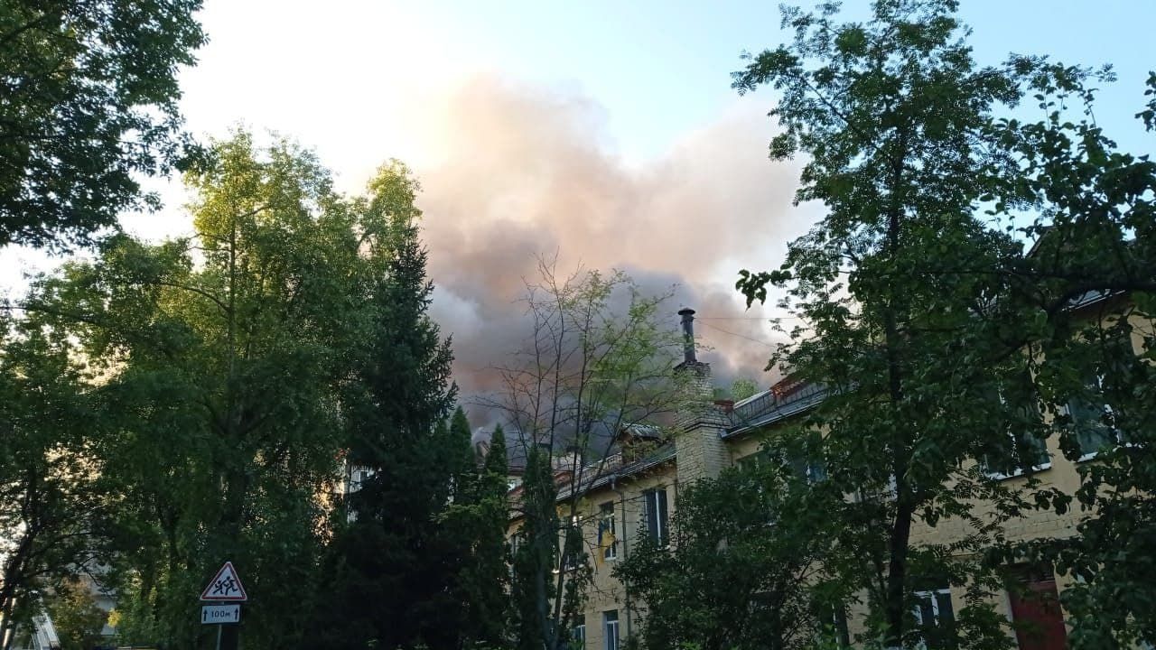 В Киеве загорелась многоэтажка: фото с места пожара