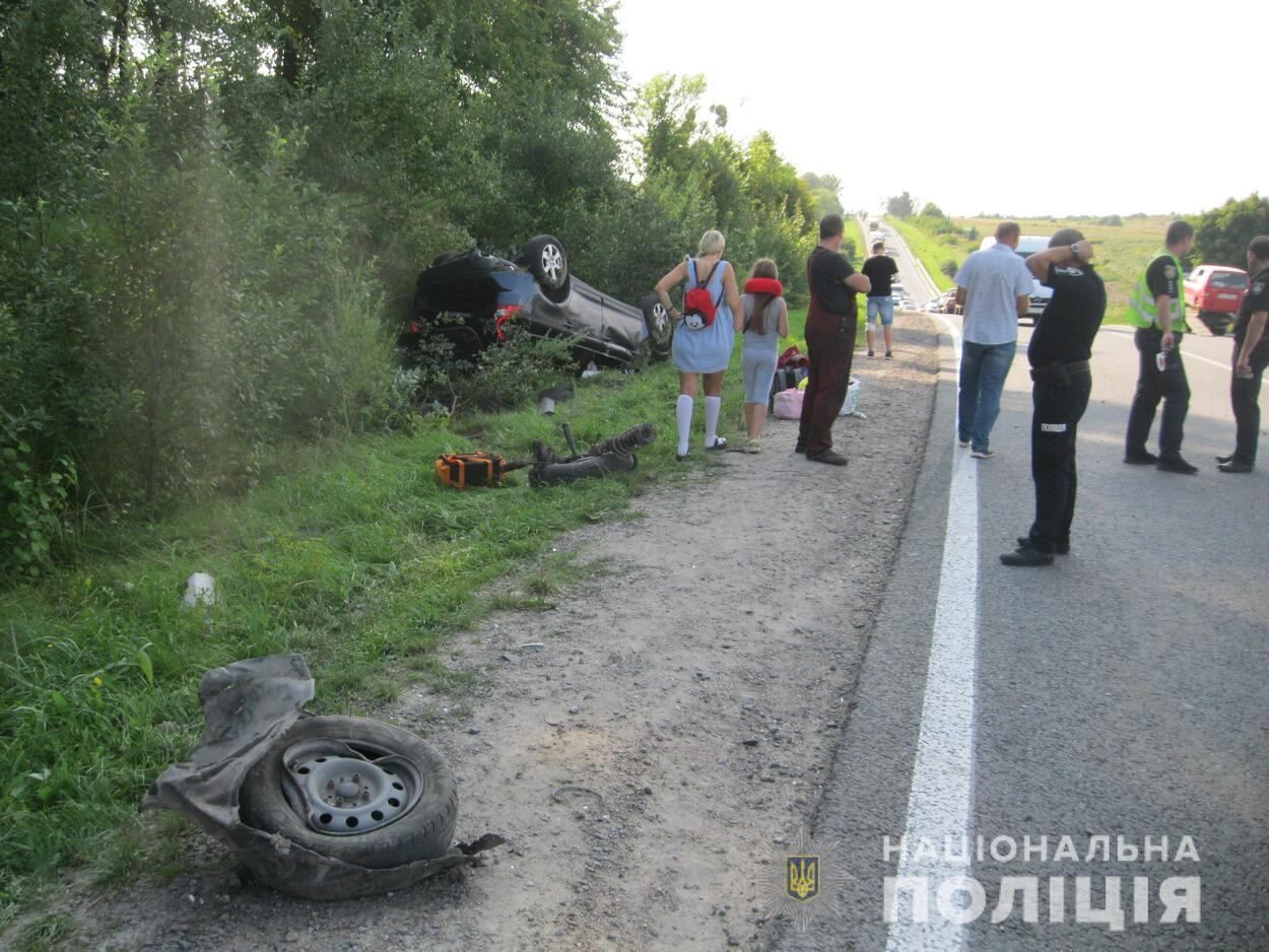 Авто перекинулось на дах: у лобовій ДТП на Львівщині постраждала 14-річна дівчинка - Новини Львова - Львів