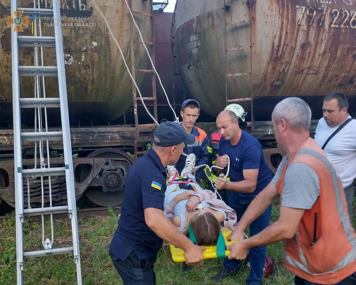 На Львівщині 14-річну дівчинку вразило струмом на даху потяга: фото з місця події На Львівщині 14-річну дівчинку вразило струмом на даху потяга: фото з місця події