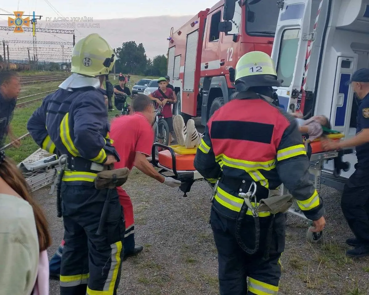 На Львівщині 14-річну дівчинку вразило струмом на даху потяга: фото з місця події На Львівщині 14-річну дівчинку вразило струмом на даху потяга: фото з місця події