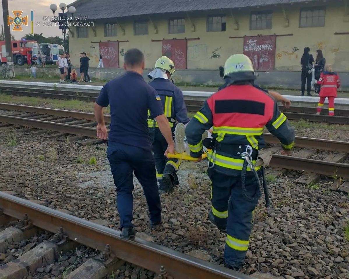 На Львівщині 14-річну дівчинку вразило струмом на даху потяга: фото з місця події На Львівщині 14-річну дівчинку вразило струмом на даху потяга: фото з місця події