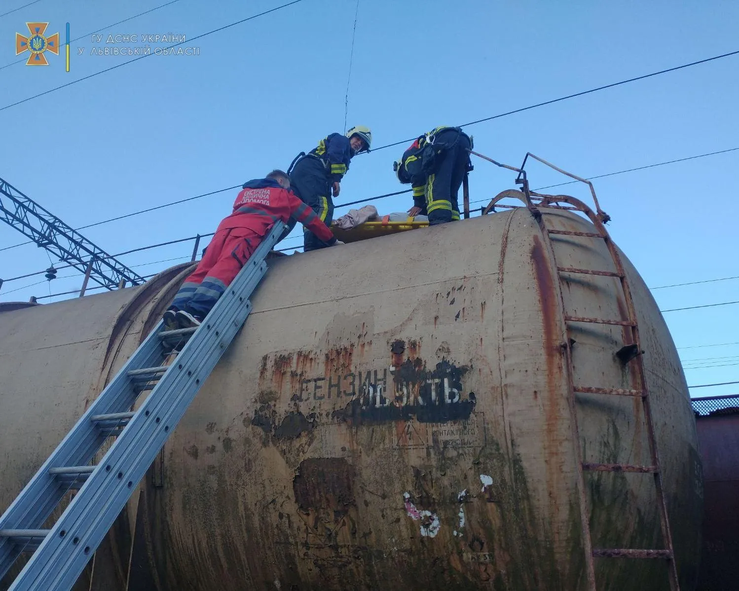 На Львівщині 14-річну дівчинку вразило струмом на даху потяга: фото з місця події На Львівщині 14-річну дівчинку вразило струмом на даху потяга: фото з місця події