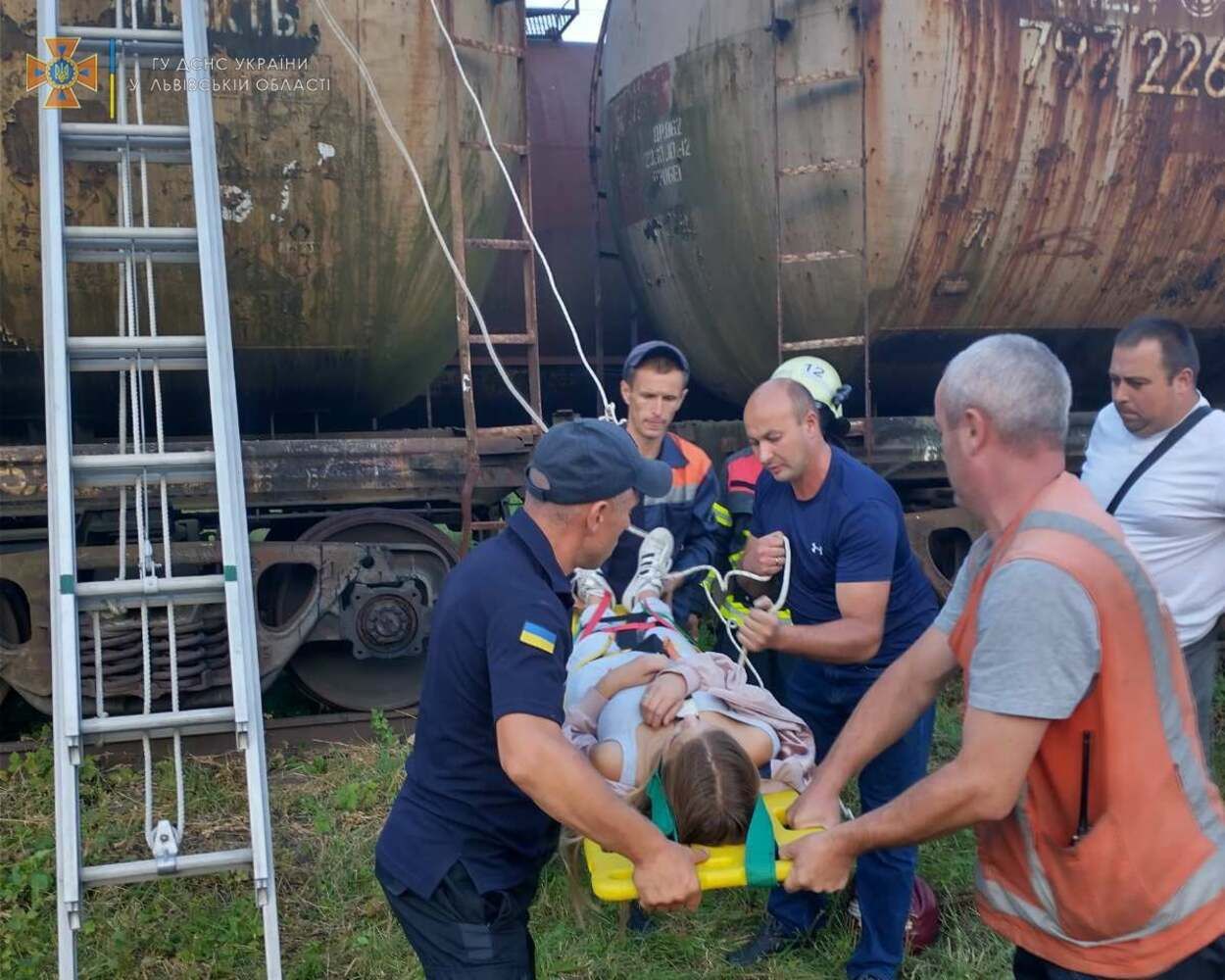 На Львовщине 14-летнюю девушку ударило током на крыше поезда: фото с места происшествия