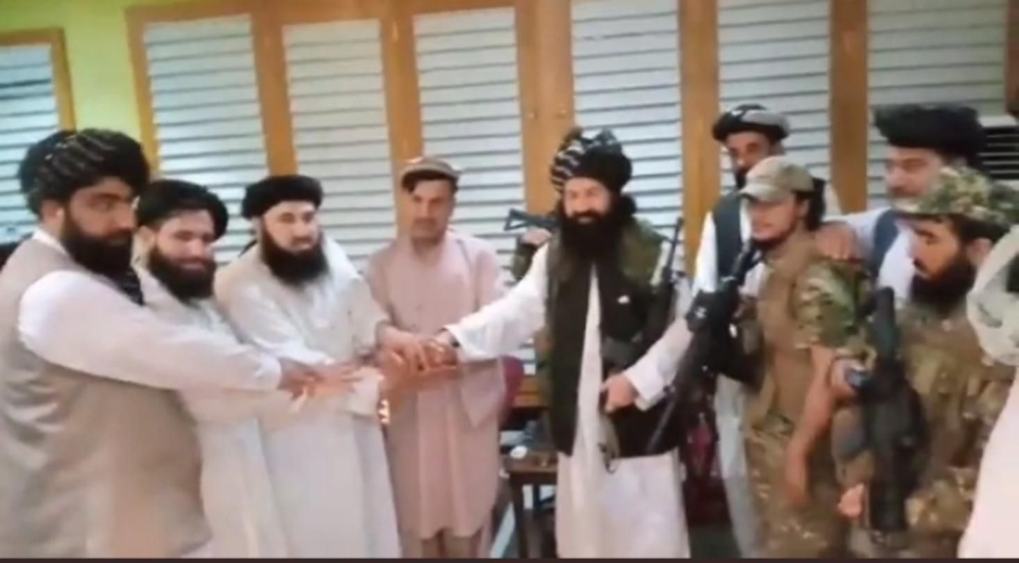 Талибы заявили, что к ним присоединился брат президента Афганистана: видео