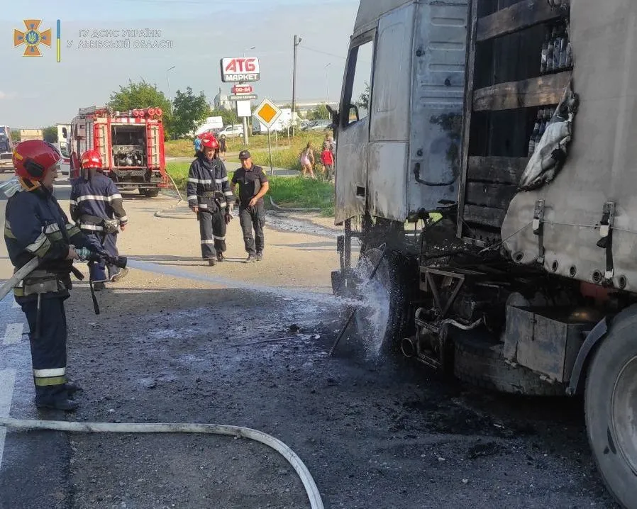 На Львівщині посеред дороги вщент згоріла вантажівка: фото і відео пожежі