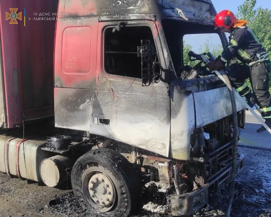 На Львівщині посеред дороги вщент згоріла вантажівка: фото і відео пожежі