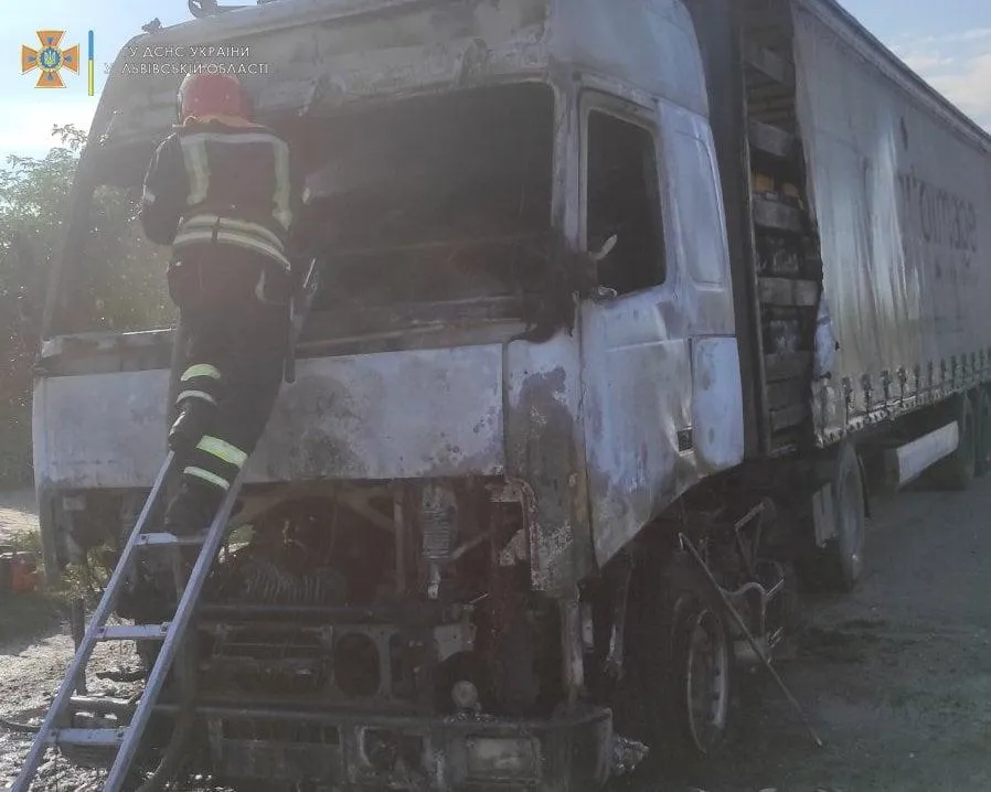 На Львівщині посеред дороги вщент згоріла вантажівка: фото і відео пожежі На Львівщині посеред дороги вщент згоріла вантажівка: фото і відео пожежі
