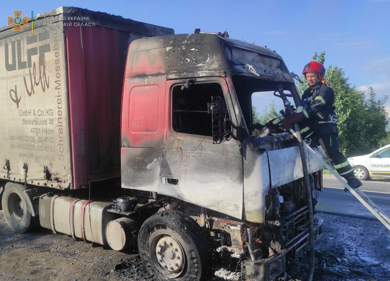 На Львовщине посреди дороги полностью сгорел грузовик: фото и видео ужасного пожара