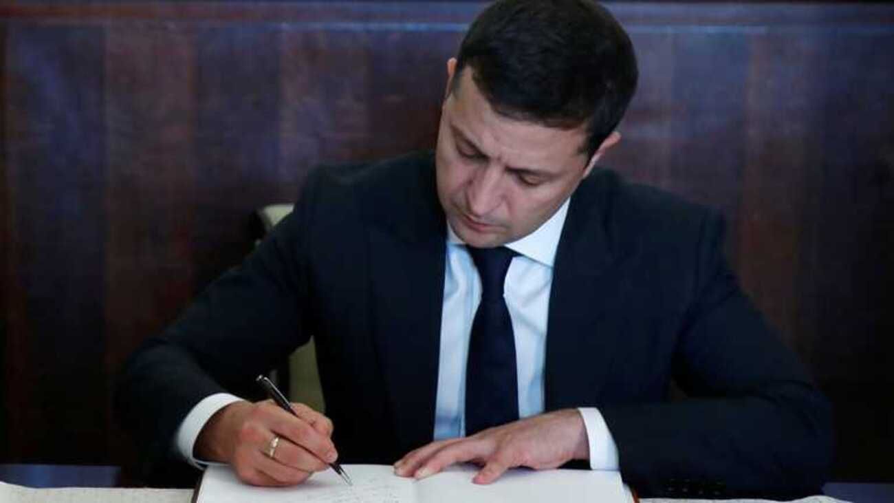Зеленский сразу после СНБО подписал санкции против Гужвы и "Страны"