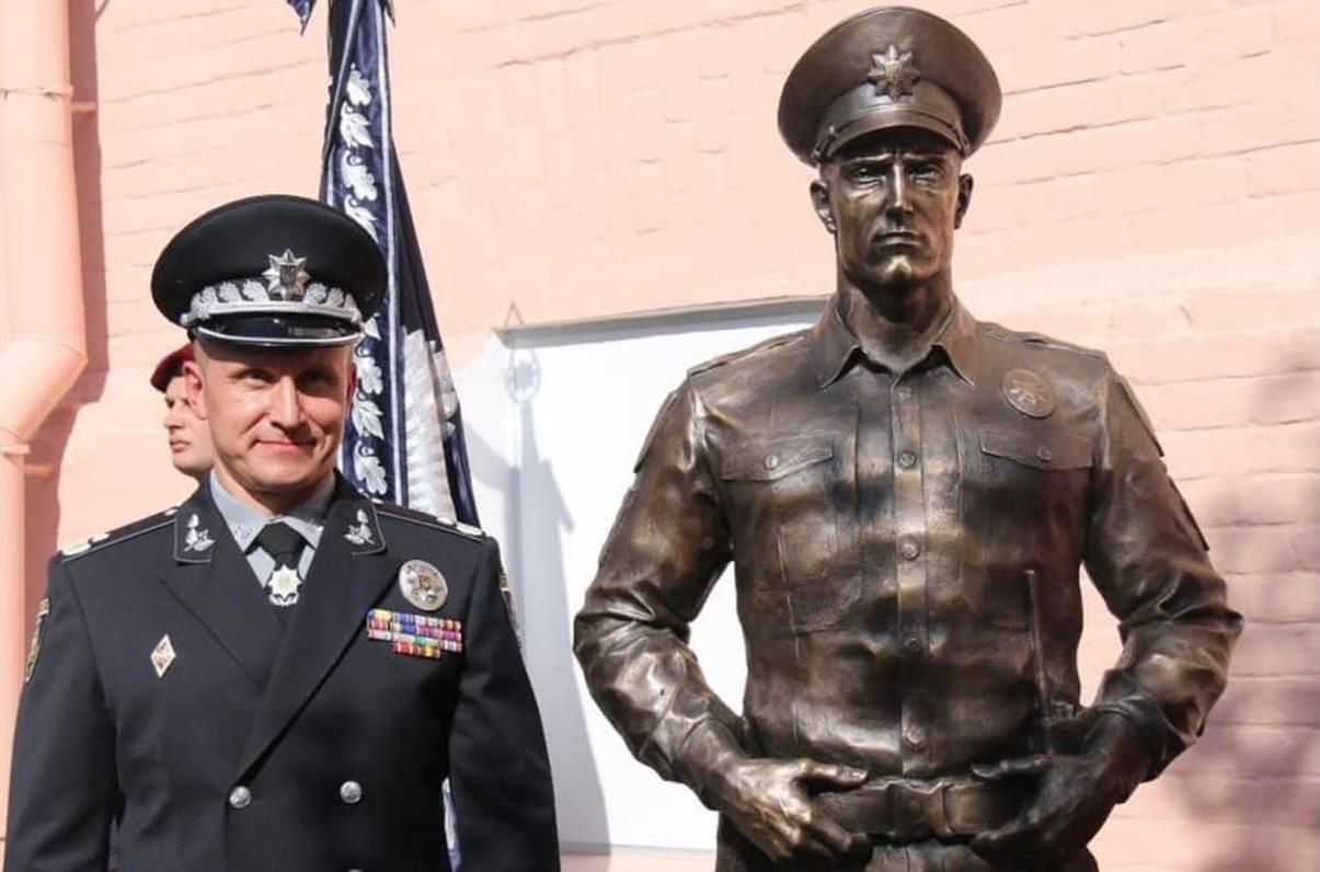 Поставили памятник: активистов возмутил пафос поздравлений главы полиции Киевщины