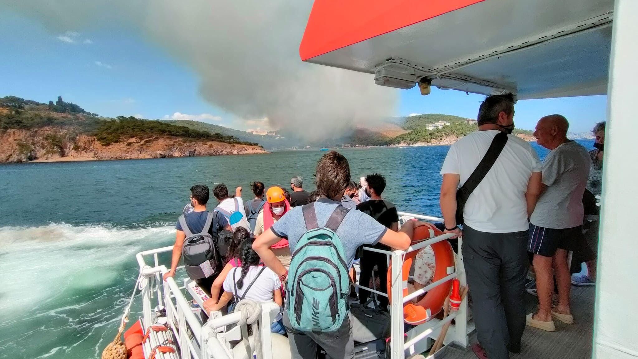 Вогонь не полишає Туреччину у спокої: пожежа спалахнула на острові біля Стамбула - 24 Канал