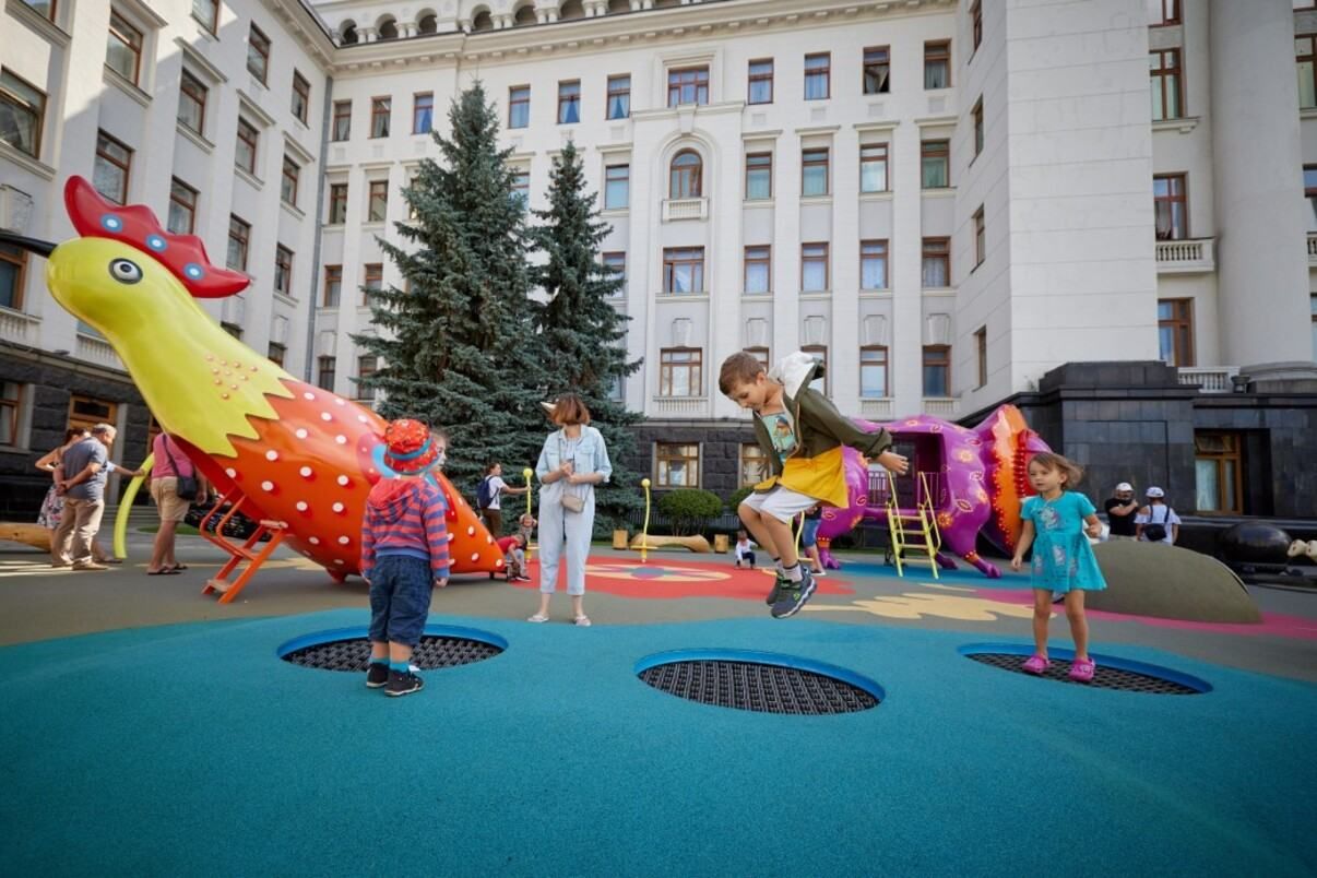 Біля Офісу Президента відкрили сучасний артмайданчик з химерними фігурами - Новини Києва сьогодні - Київ Біля Офісу Президента відкрили сучасний артмайданчик з химерними фігурами - Новини Києва сьогодні - Київ