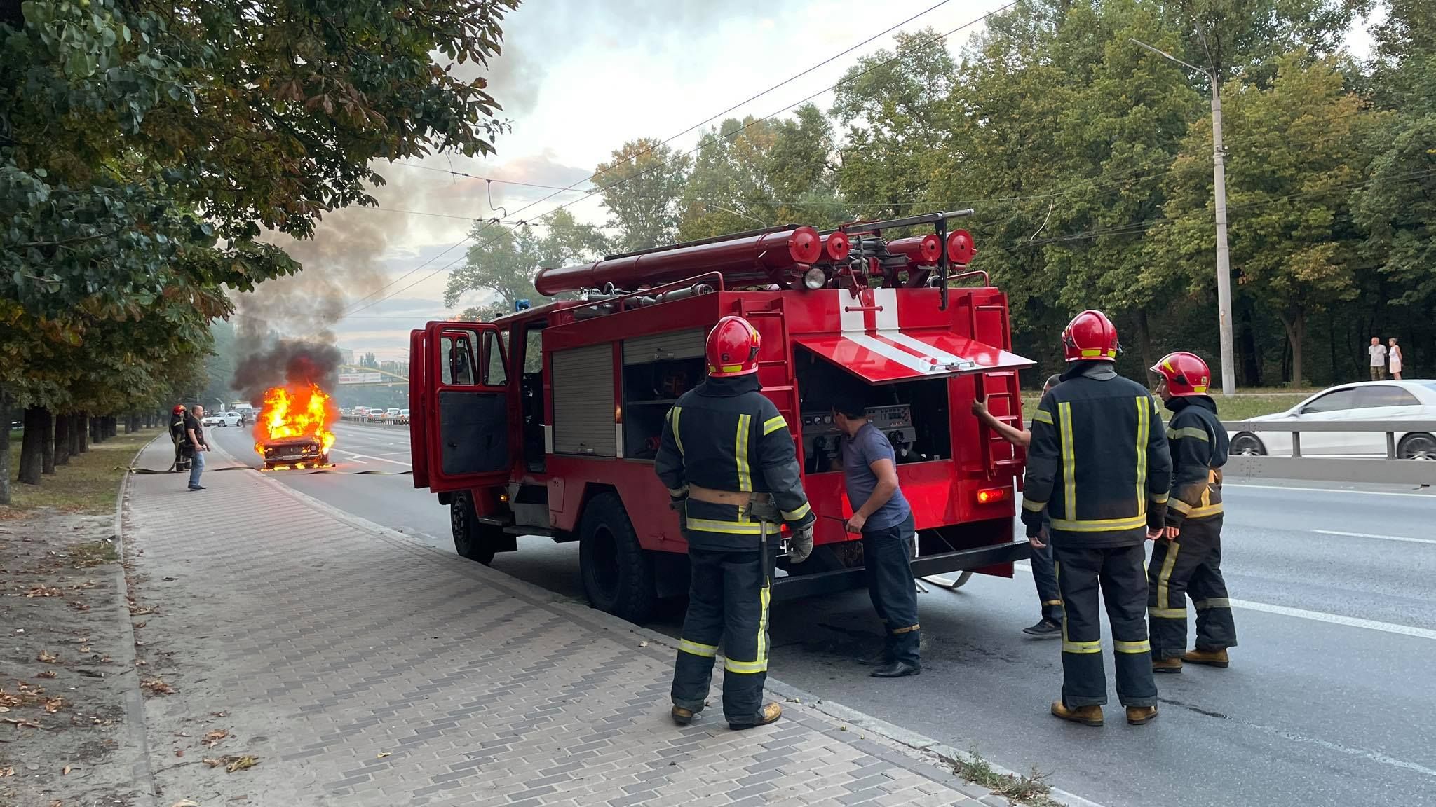 В Киеве в районе Дорогожичей посреди дороги горела машина: фото с места происшествия