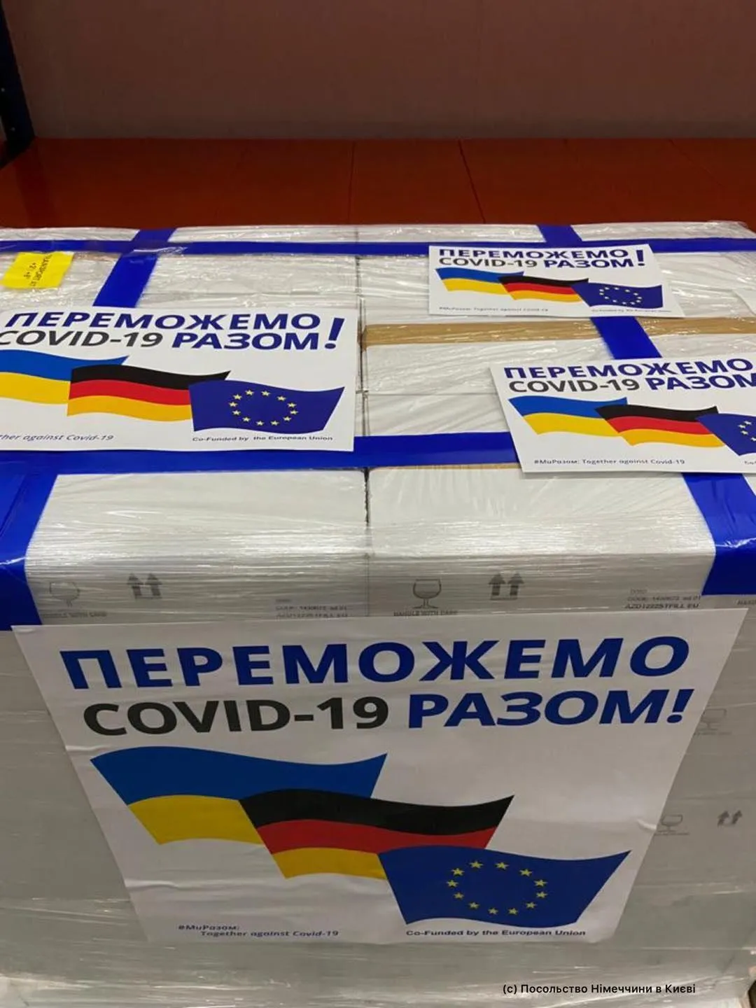 Німеччина передала Україні вакцину / Фото Посольства Німеччини в Києві Німеччина передала Україні вакцину / Фото Посольства Німеччини в Києві