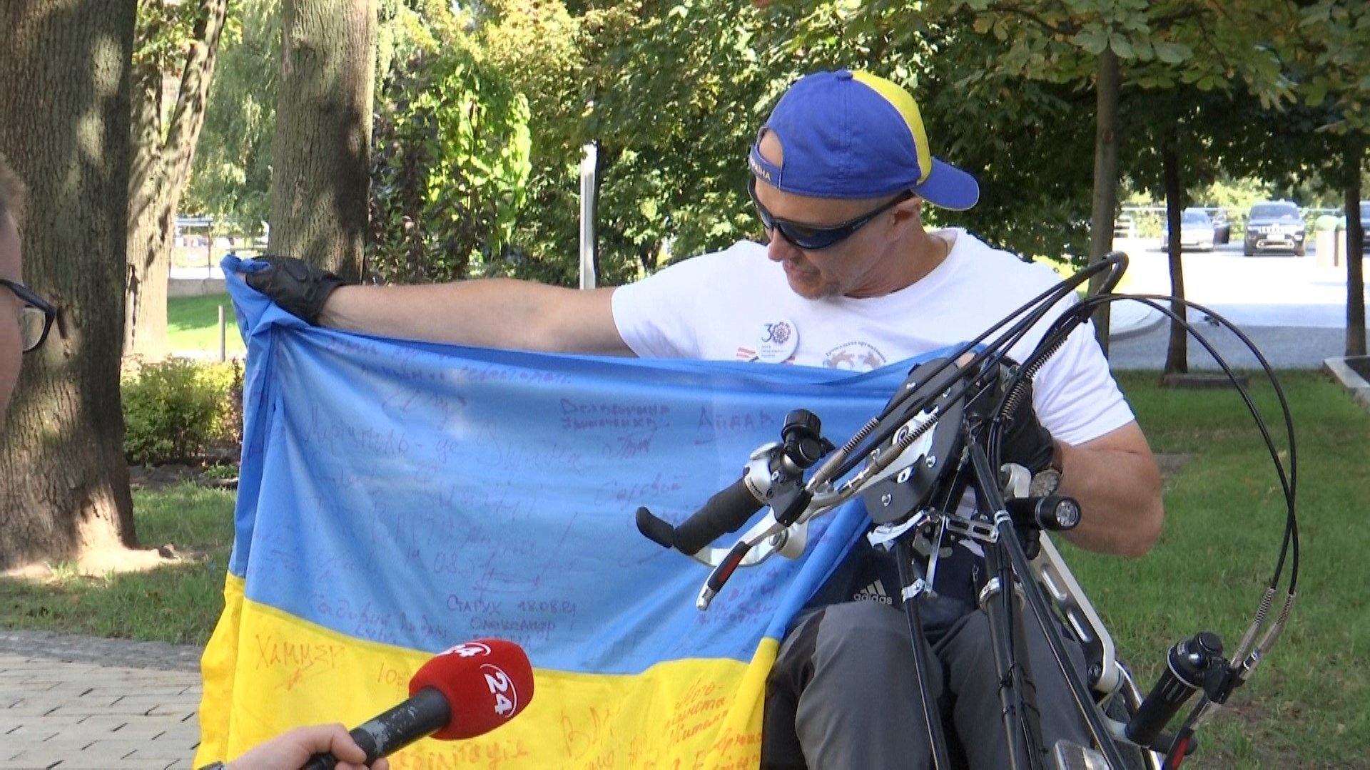 Ветеран АТО здійснив величезний пробіг Україною на хендбайку: яскраві фото, відео - Новини Києва - 24 Канал Ветеран АТО здійснив величезний пробіг Україною на хендбайку: яскраві фото, відео - Новини Києва - 24 Канал