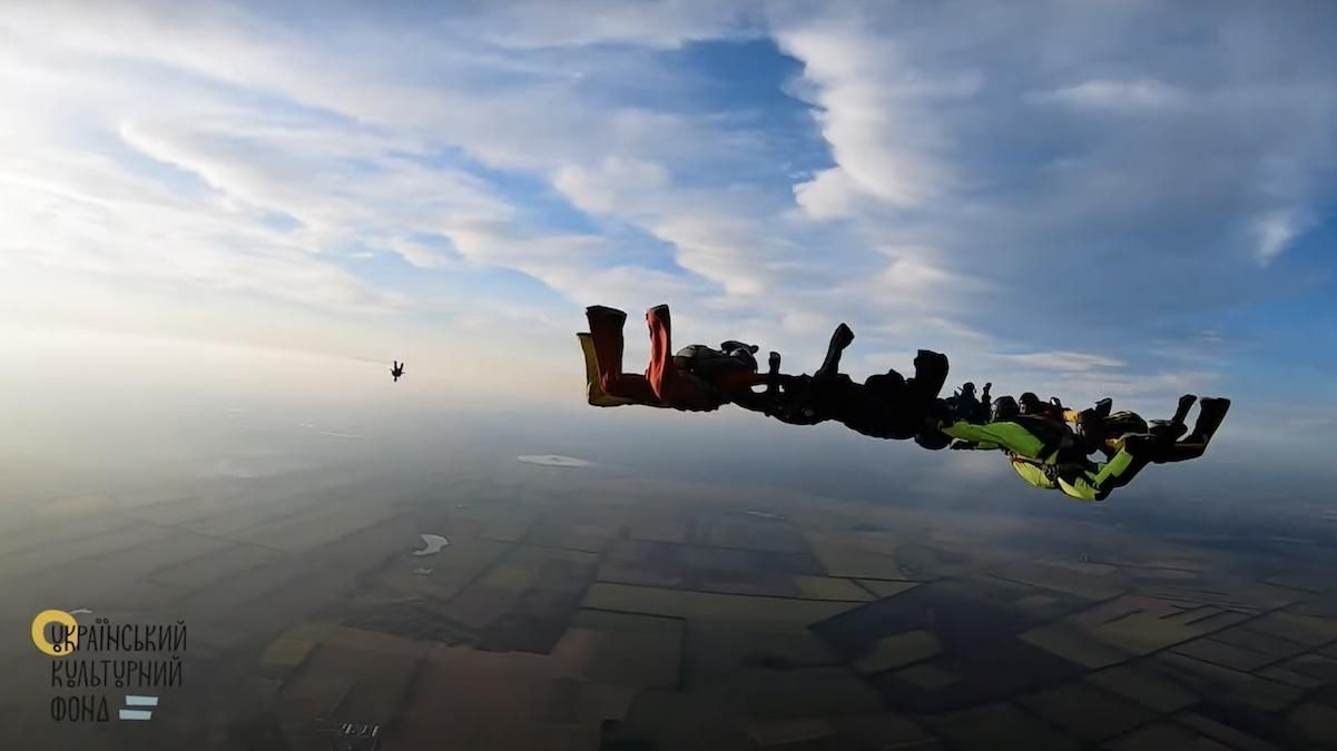 Українські парашутисти станцювали гопака на висоті 4 тисяч метрів - Новини Дніпра - 24 Канал Українські парашутисти станцювали гопака на висоті 4 тисяч метрів - Новини Дніпра - 24 Канал