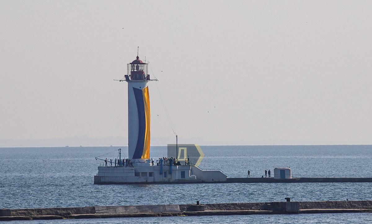 На главном маяке Одессы взвился огромный флаг Украины: захватывающие фото На главном маяке Одессы взвился огромный флаг Украины: захватывающие фото