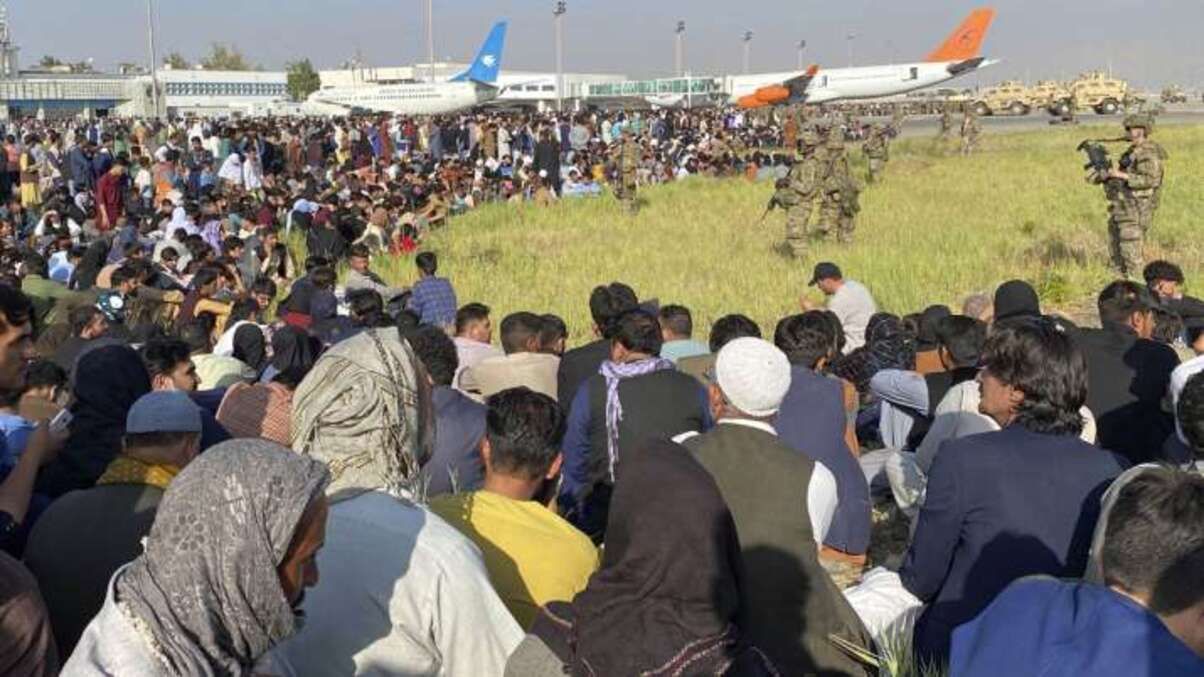 Семеро людей загинули в тисняві під час евакуації з аеропорту Кабула - 24 Канал
