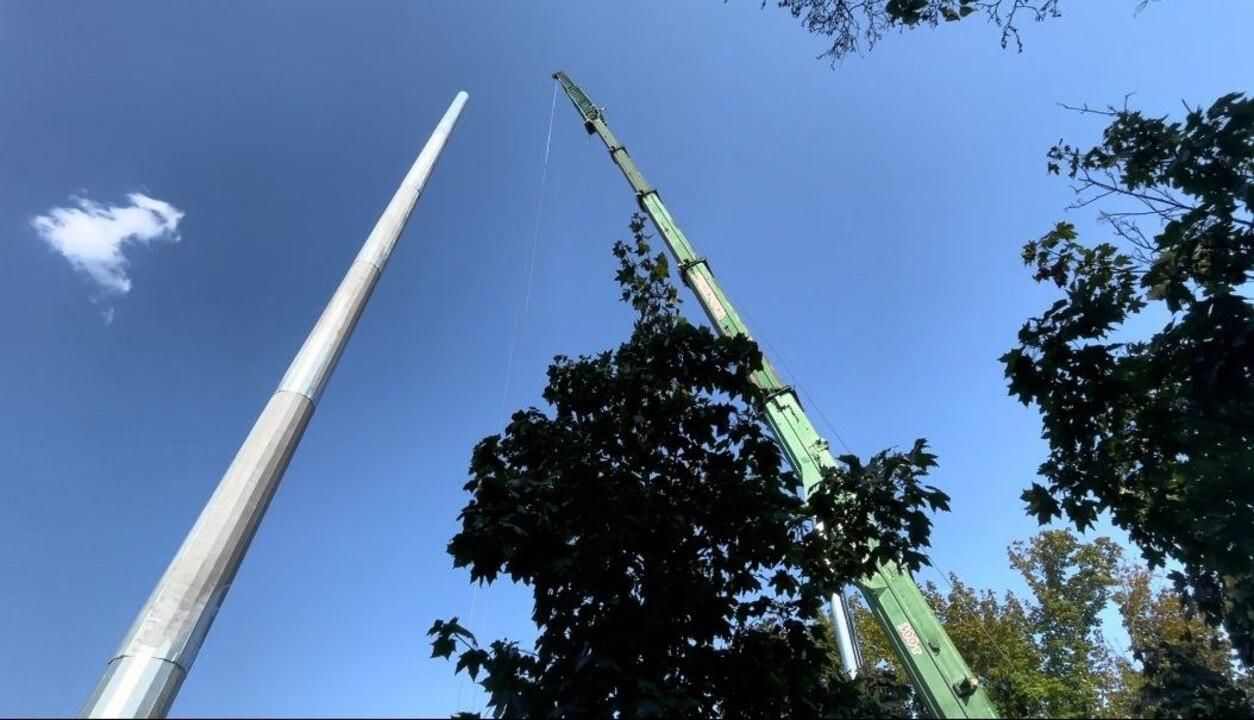 Не впаде: у Харківській ОДА назвали новий флагшток найбезпечнішим в Україні - Новини Харкова - 24 Канал Не впаде: у Харківській ОДА назвали новий флагшток найбезпечнішим в Україні - Новини Харкова - 24 Канал