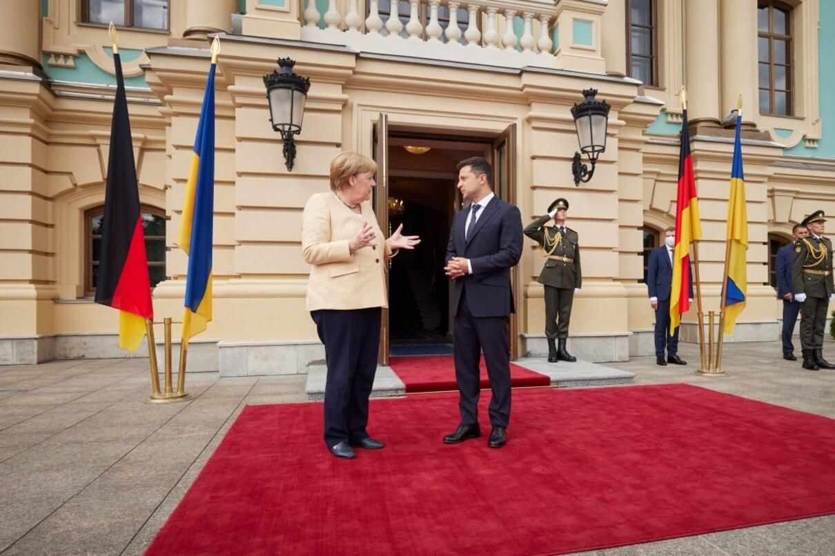 Зеленский во время встречи с Меркель не понял, кто даст Украине гарантии по газу