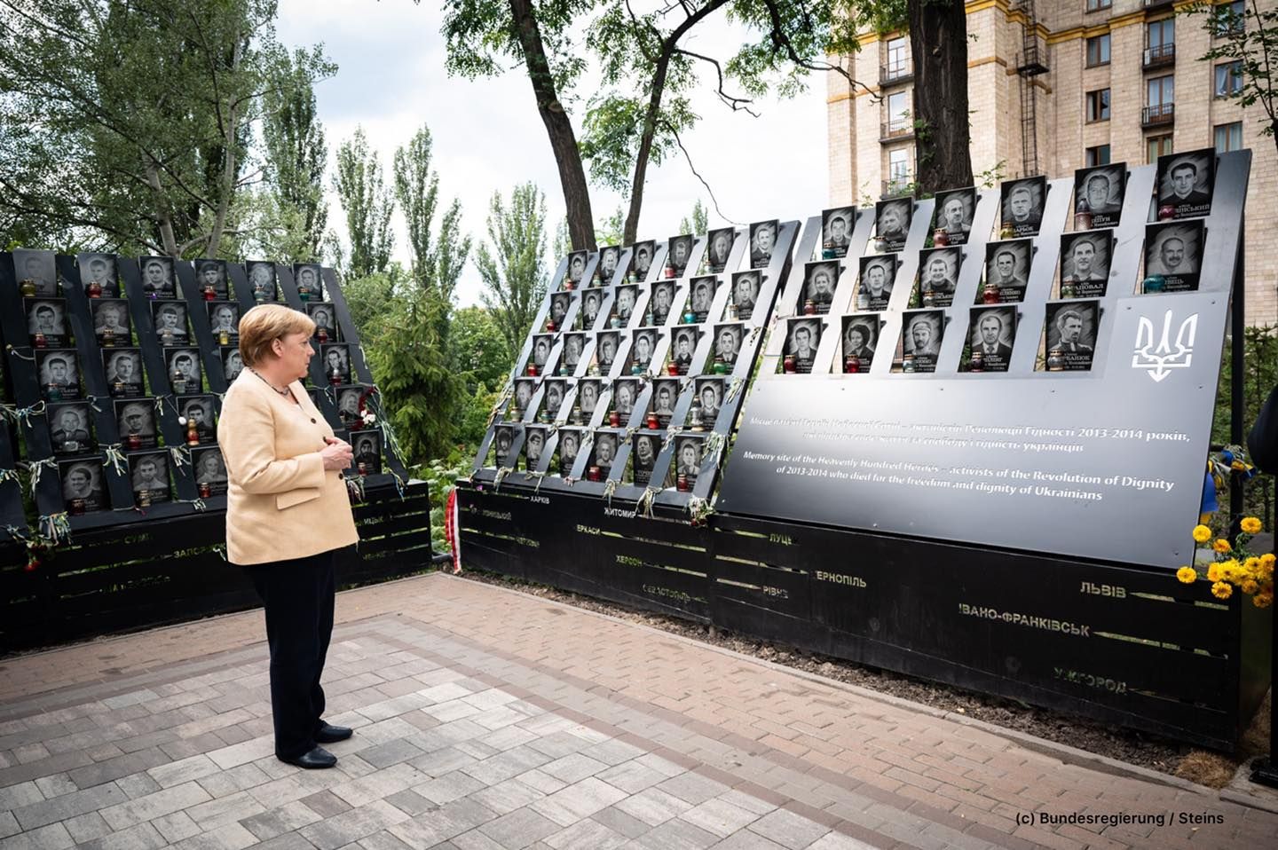 Меркель в Киеве почтила память жертв Второй мировой и Небесную Сотню