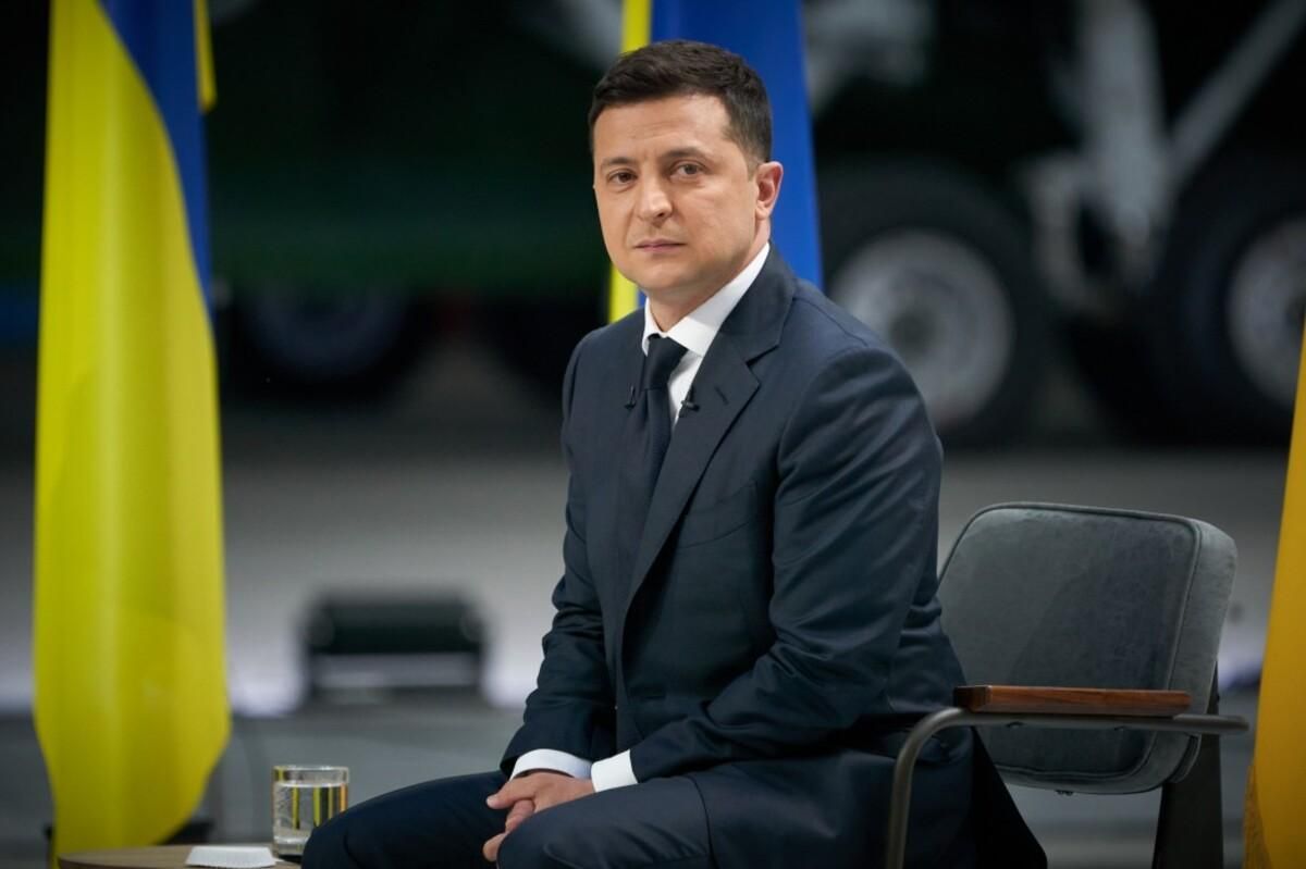 Зеленский ввел в действие санкции против главаря боевиков Пушилина и нардепа Деркача