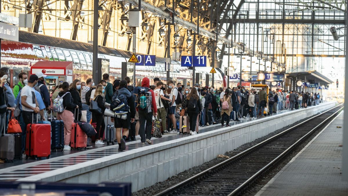 Маленькая зарплата: в Германии бастуют машинисты пассажирских поездов - 24 Канал