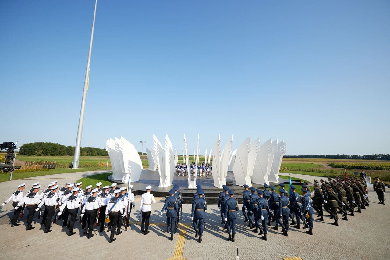 "Сердце Украины": флаг торжественно подняли на Черкасщине с участием Зеленского "Сердце Украины": флаг торжественно подняли на Черкасщине с участием Зеленского