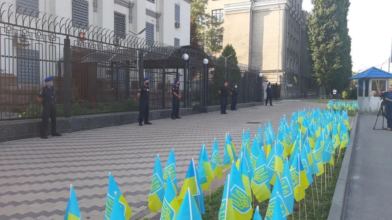Кожен прапор символізує 100 загиблих від агресії Кремля