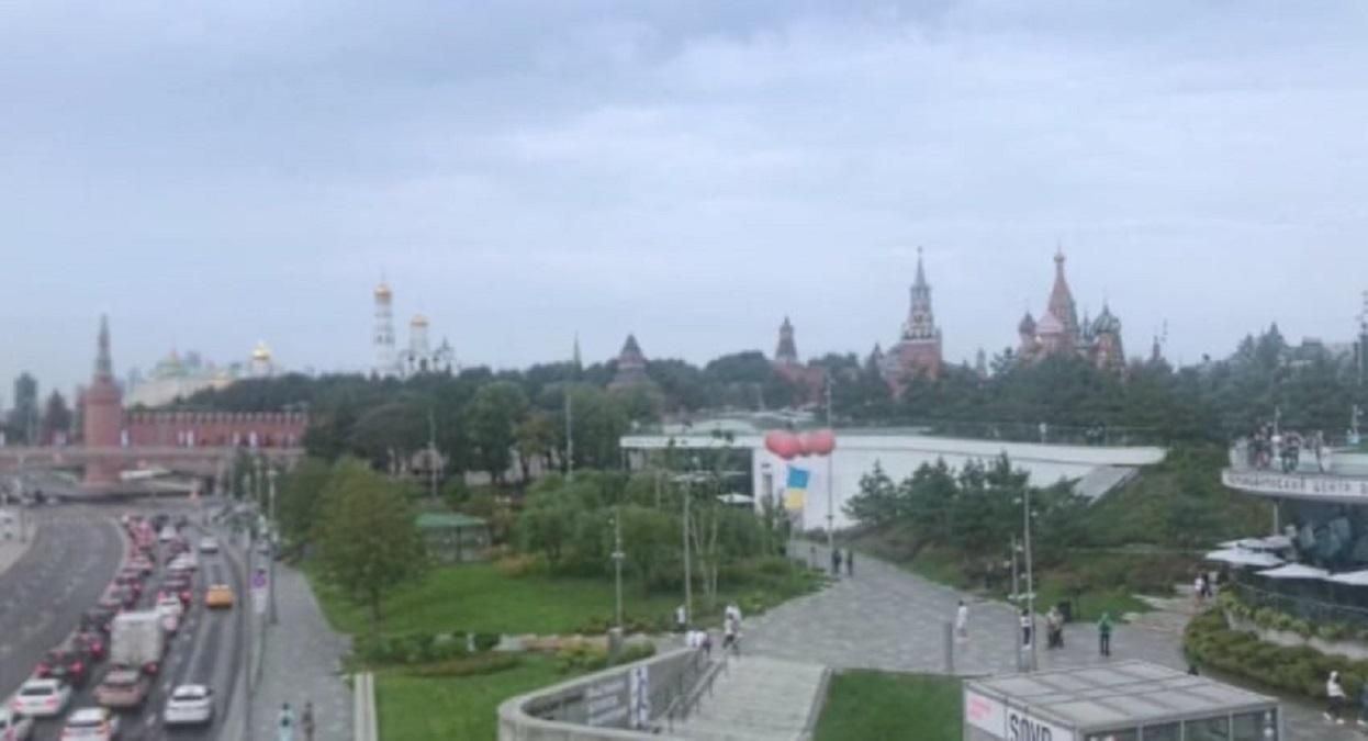 Под носом у оккупантов: в Москве запустили в небо флаг Украины – феерическое видео